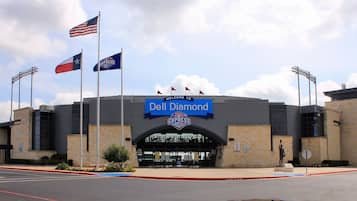 Un edificio grande con un cartel que dice "Dell Diamond".