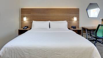 Rom – standard | Sengetøy av topp kvalitet, skrivebord og blendingsgardiner