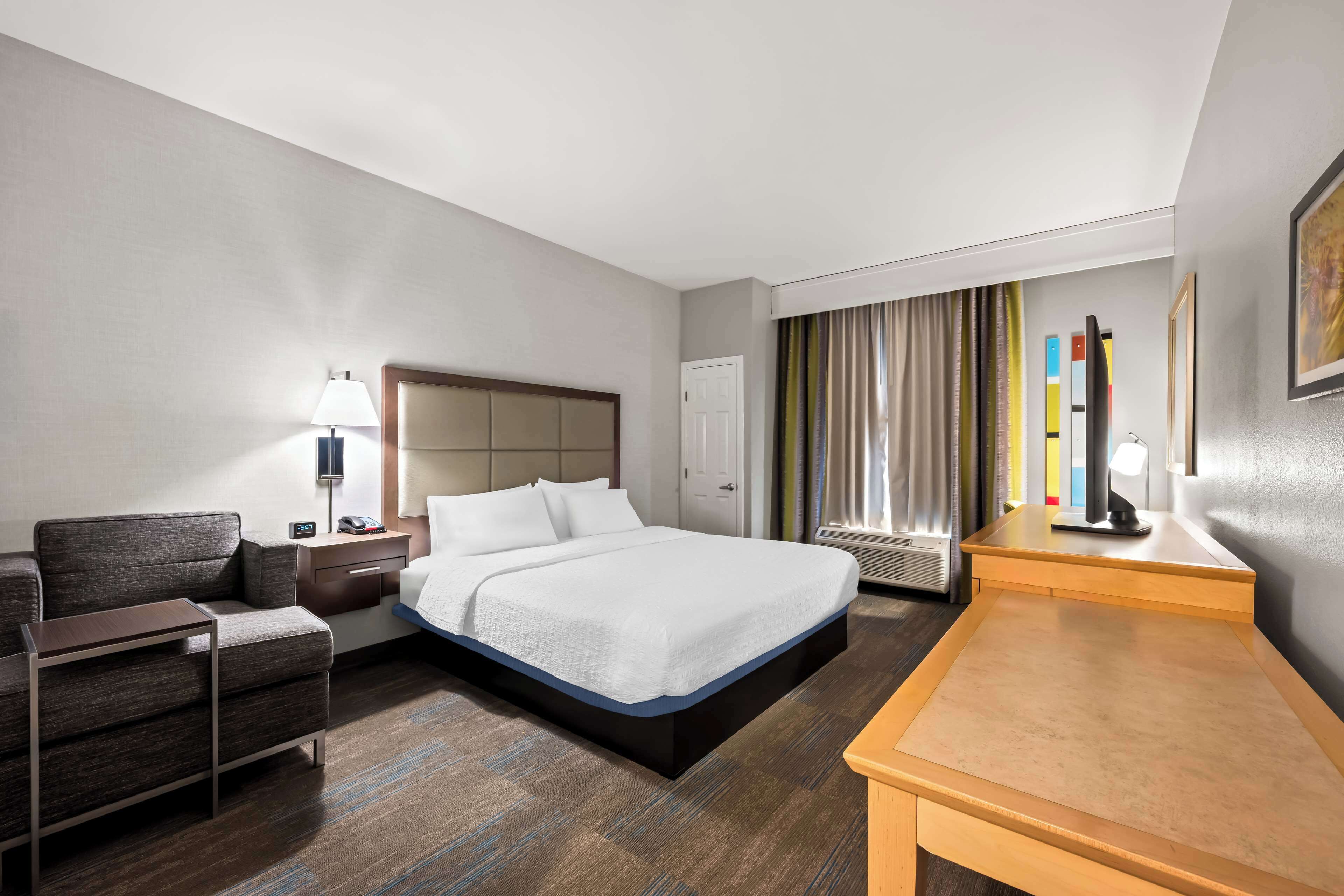 one king bed non smoking | desk, laptop workspace, iron/ironing board, free wired internet