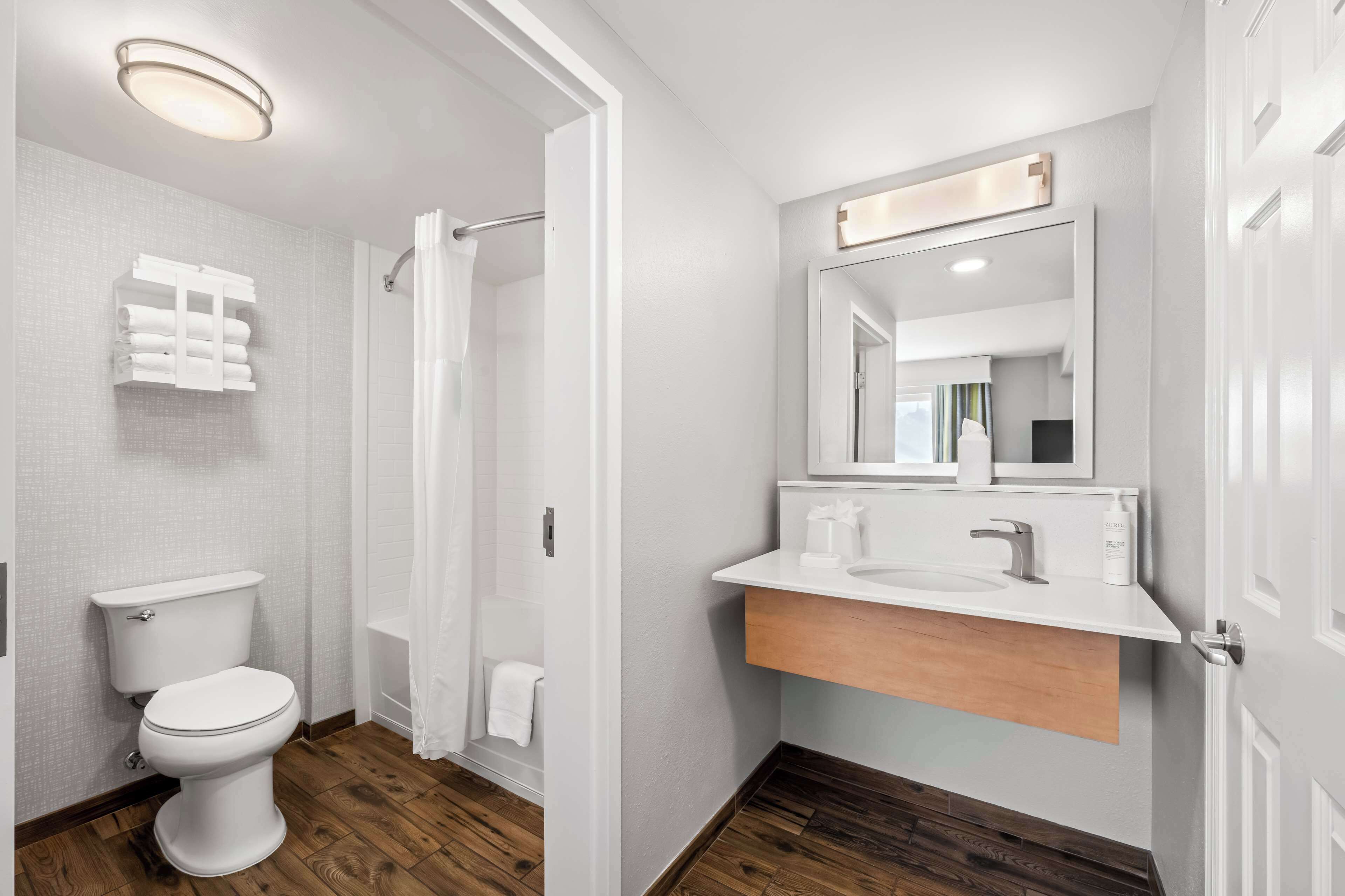 one king studio sofabed non smoking | bathroom | bathtub, free toiletries, hair dryer, towels