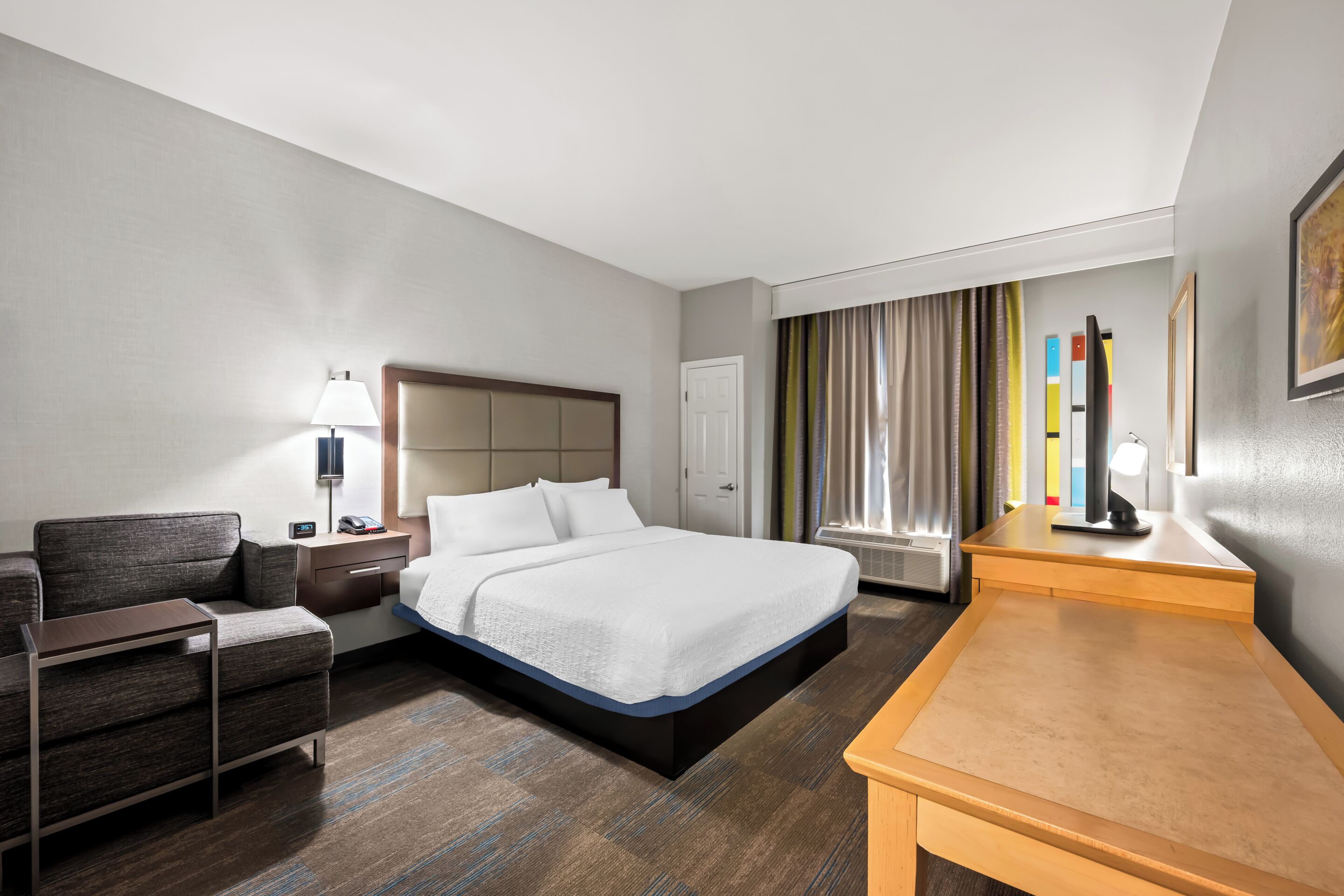 غرفة عادية | مكتب ومساحة عمل للكمبيوتر المحمول ومكواة/لوح كي وإنترنت سلكي مجاني