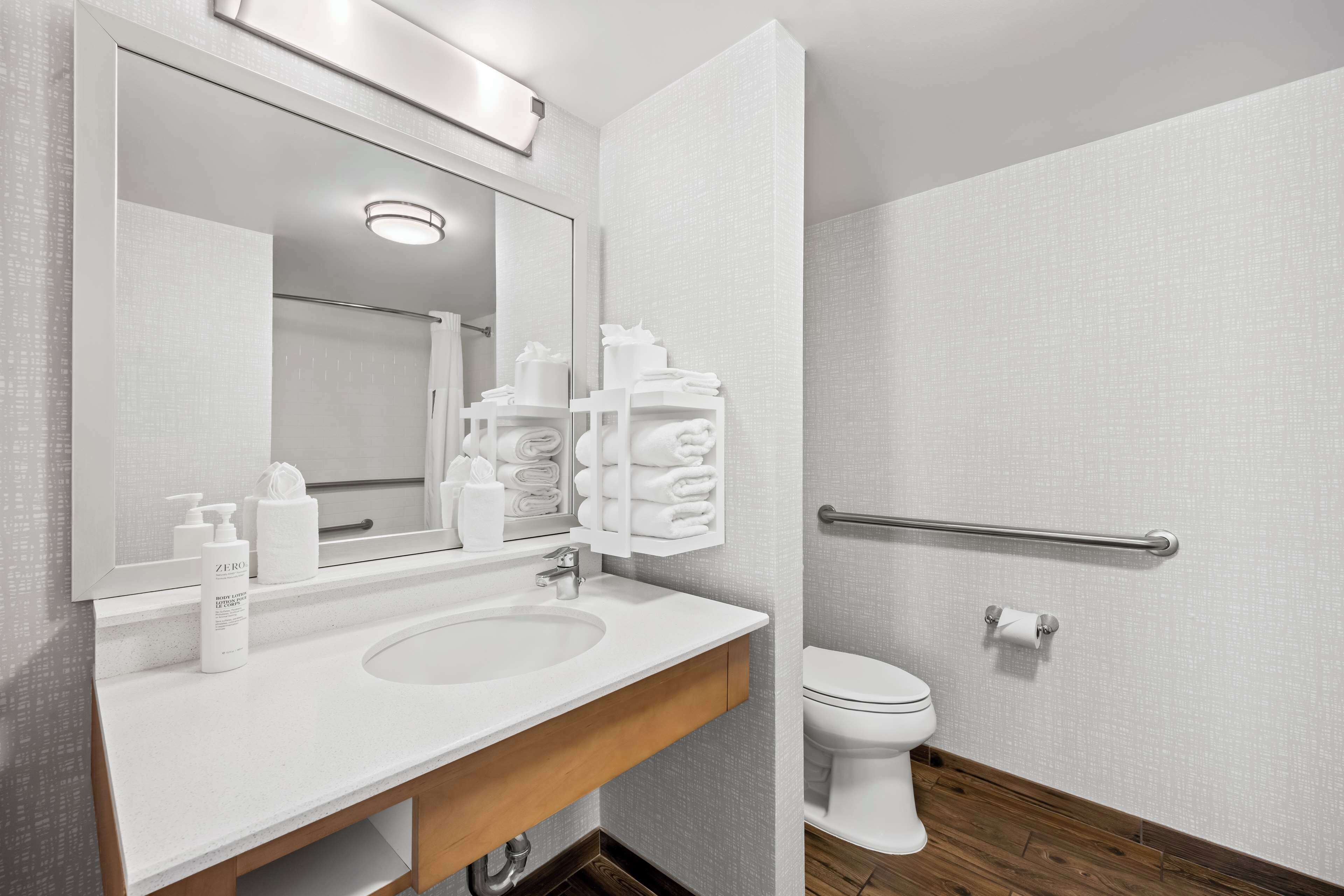 room, 1 king bed, accessible, non smoking | bathroom | bathtub, free toiletries, hair dryer, towels