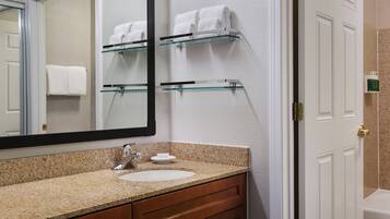 Bañera con ducha, artículos de tocador gratuitos, secador de pelo