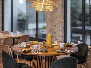 Petit déjeuner buffet servi tous les jours en supplément