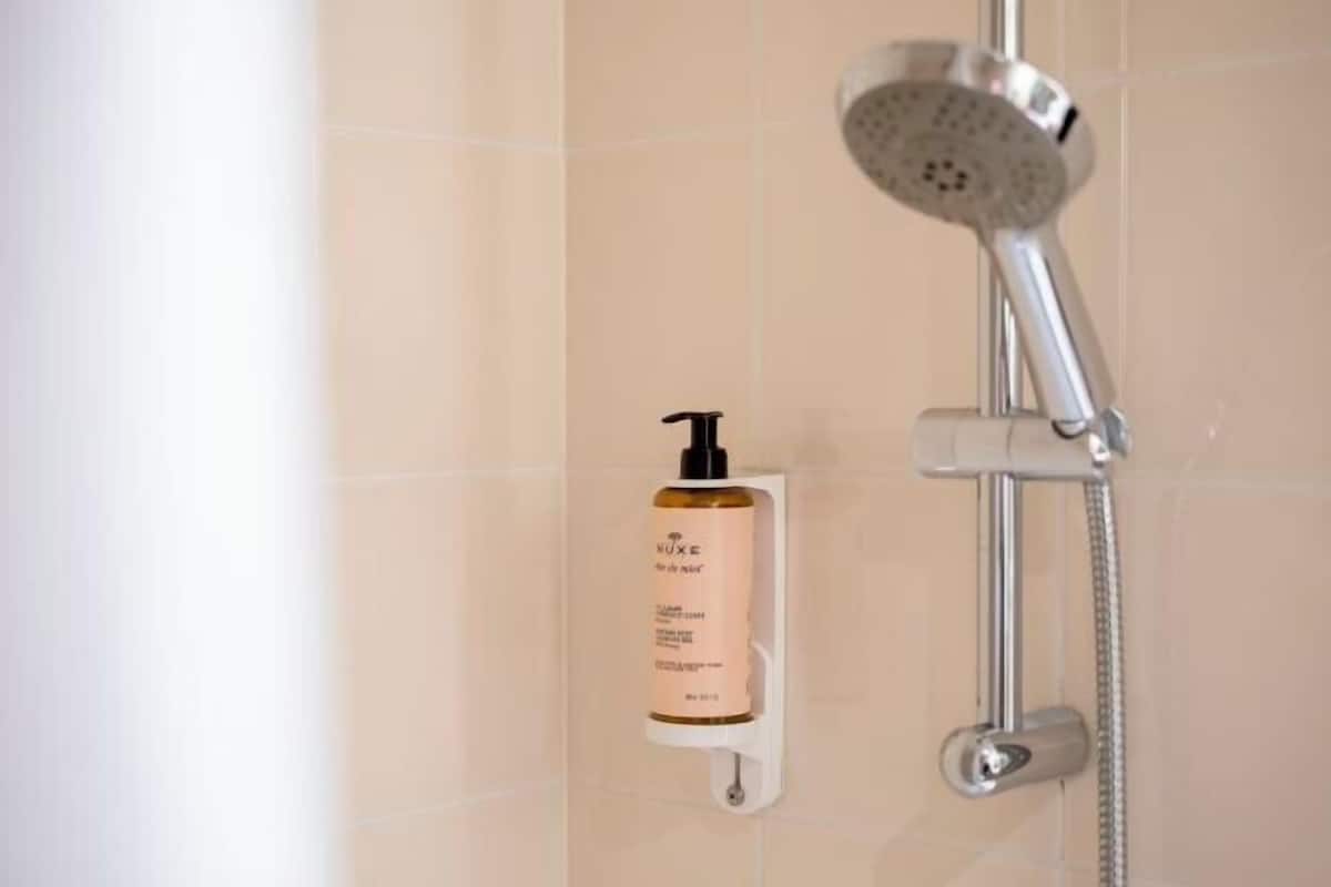 Combined shower/tub, designer toiletries, hair dryer, towels