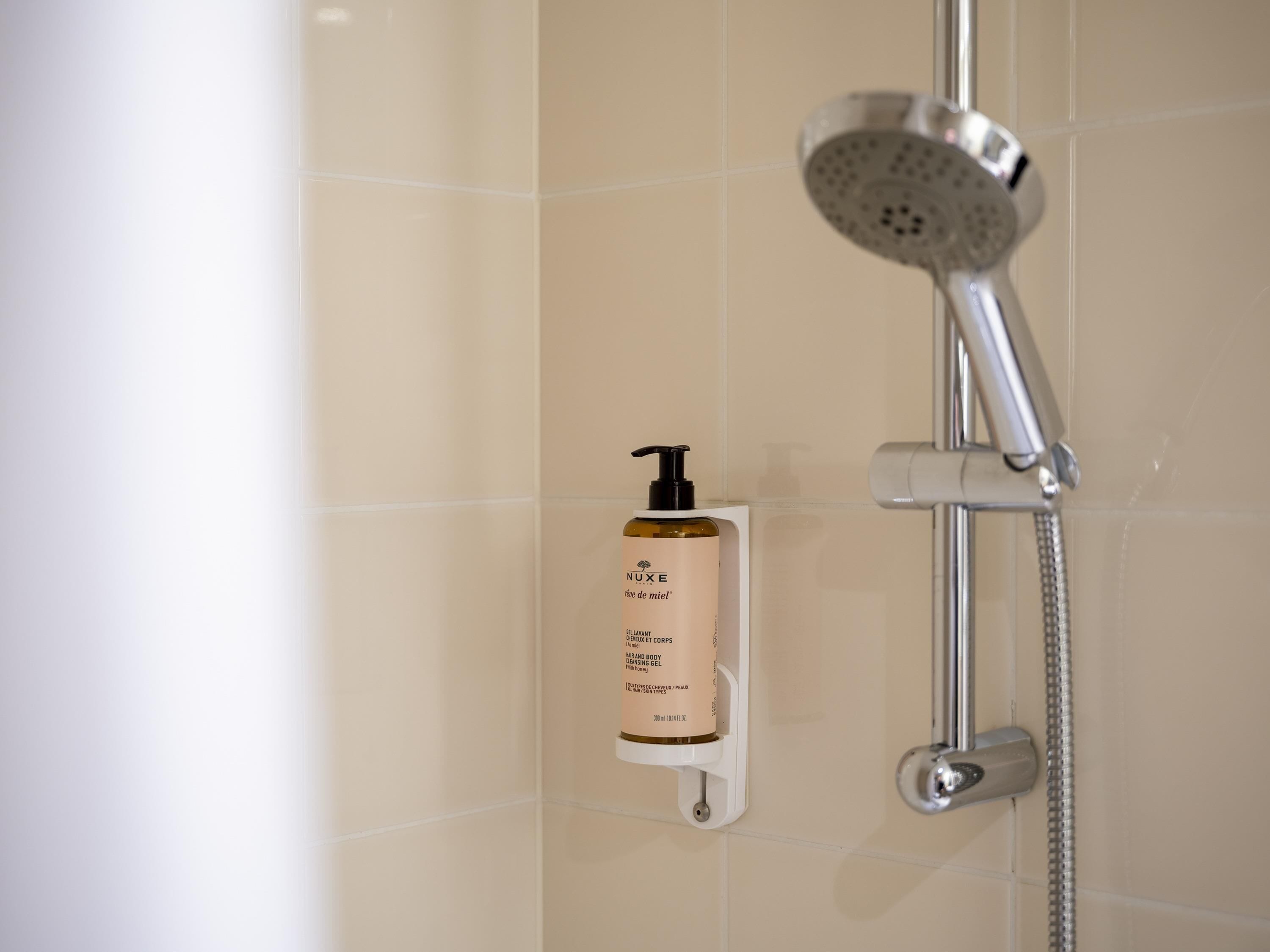 Ropa de cama de alta calidad, minibar, caja fuerte y escritorio