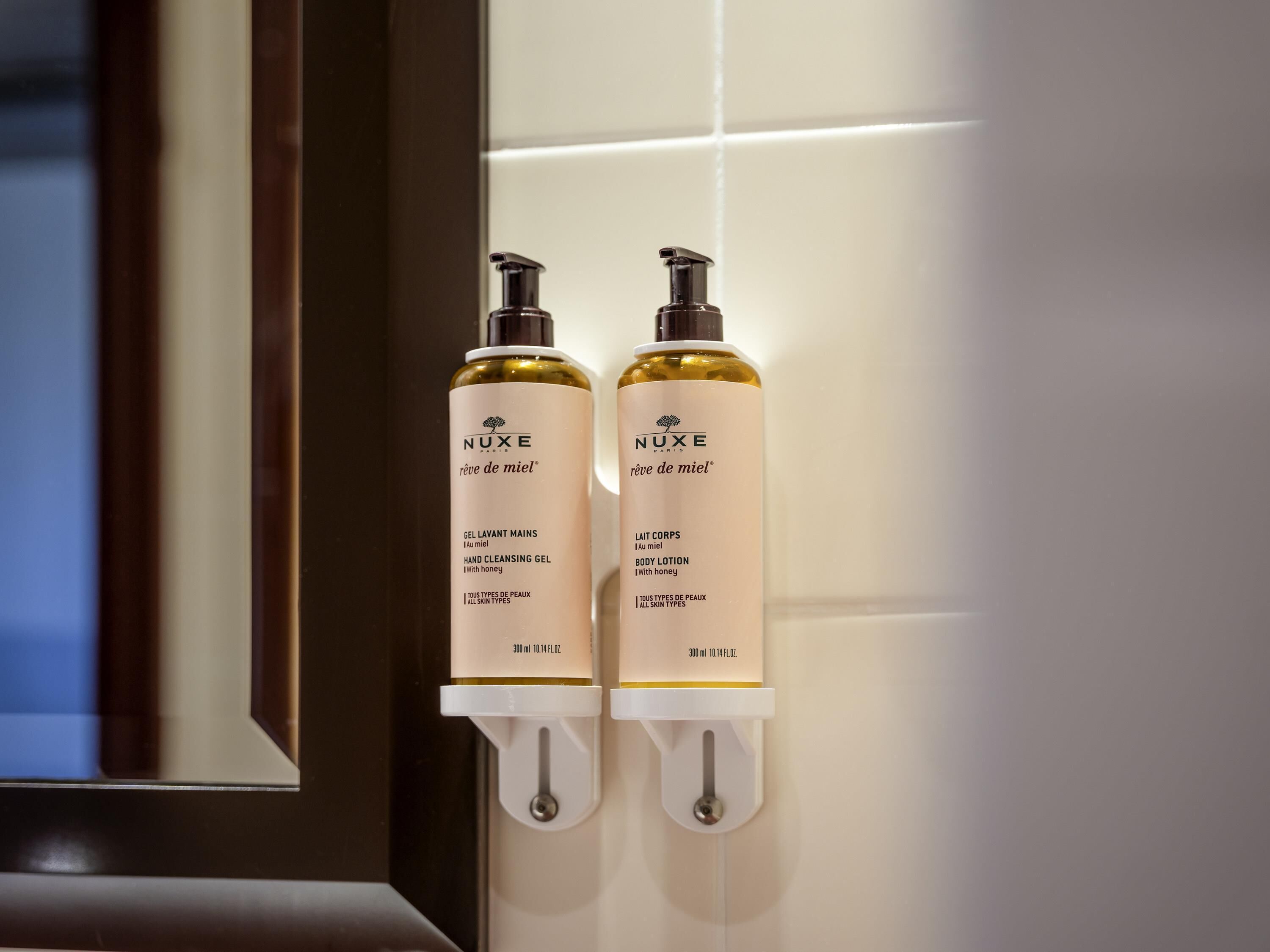 Sengetøy av topp kvalitet, minibar, safe på rommet og skrivebord