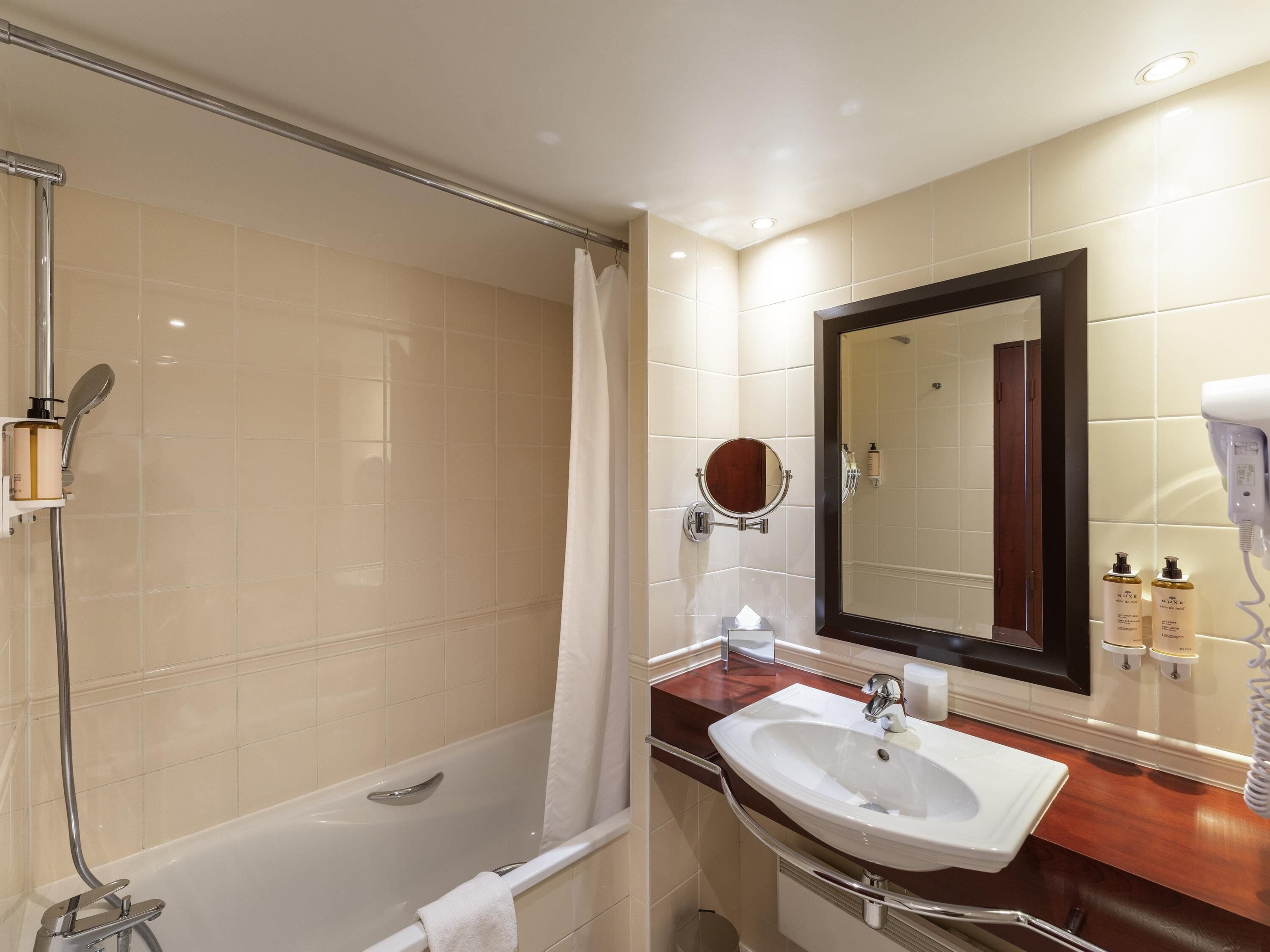 Sengetøy av topp kvalitet, minibar, safe på rommet og skrivebord