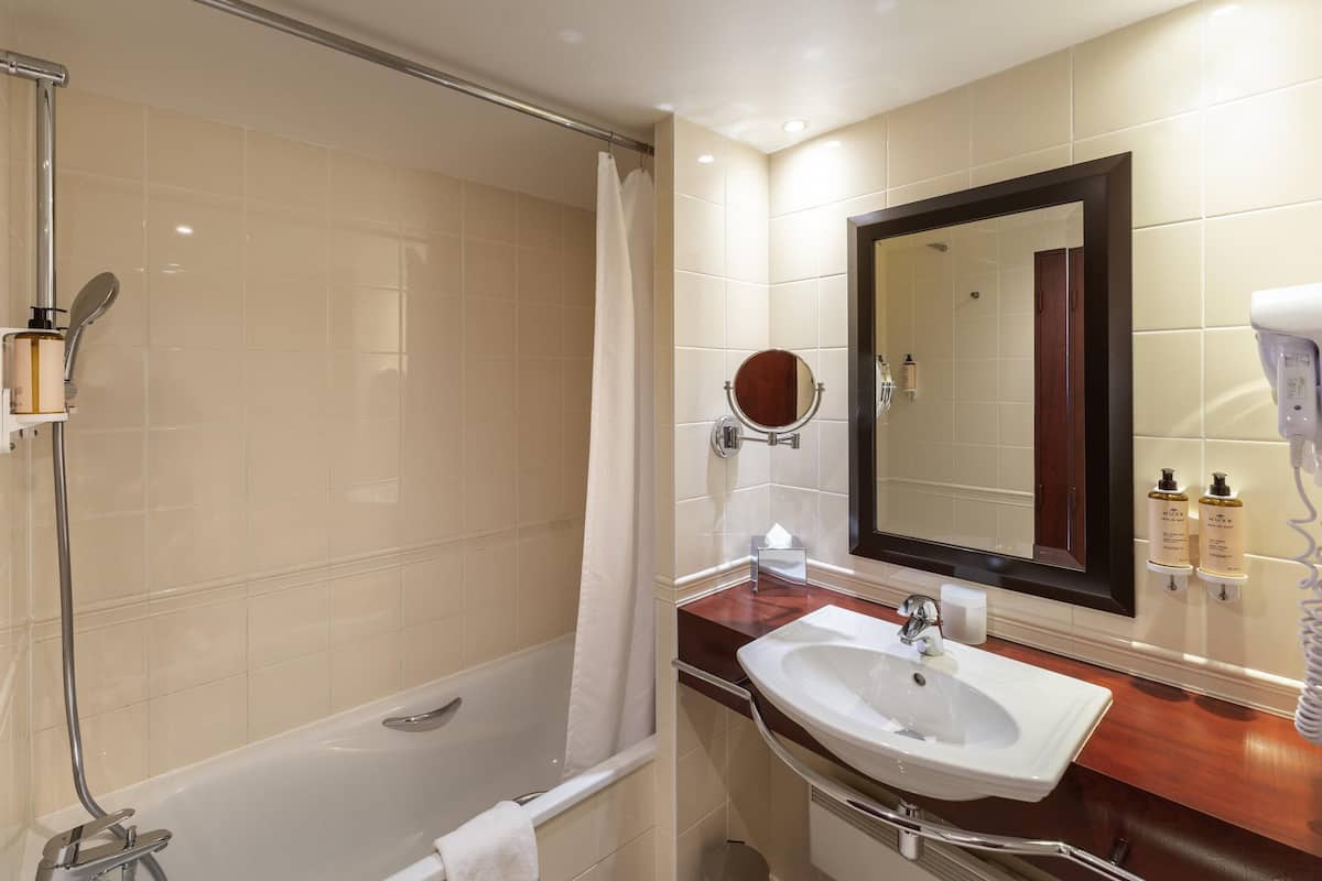 Roupas de cama premium, frigobar, cofres nos quartos, escrivaninha