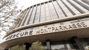 A modern building with the sign "MERCURE MONTPARNASSE". - Mercure Paris Gare Montparnasse TGV (Paris)
