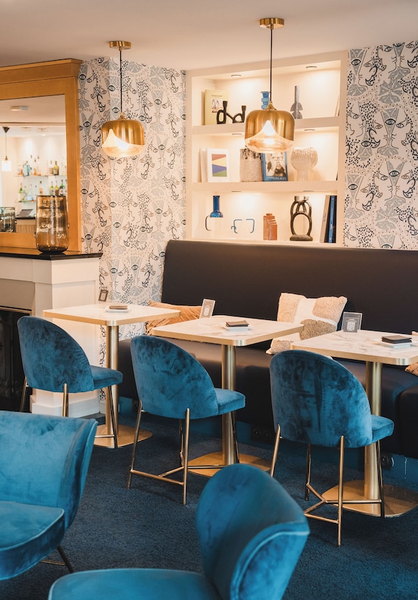 2 restaurants, breakfast, lunch, dinner served; French cuisine