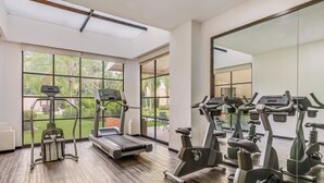 A gym with treadmills, elliptical machines, and a mirrored wall. - Fiesta Inn Colima (Colima)