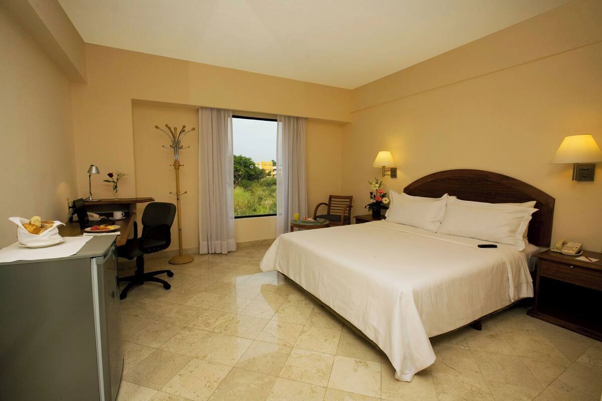 Bàn, bàn ủi/dụng cụ ủi quần áo, nôi (giường cho trẻ sơ sinh) miễn phí 