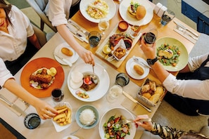 Serves lunch and dinner - Courtyard by Marriott Brussels (Brussels)