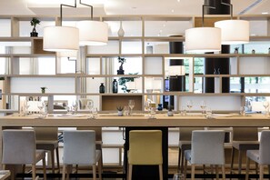 Serves lunch and dinner - Courtyard by Marriott Brussels (Brussels)