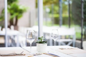 Serves lunch and dinner - Courtyard by Marriott Brussels (Brussels)