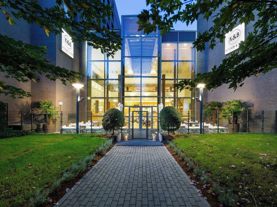 Serves lunch and dinner