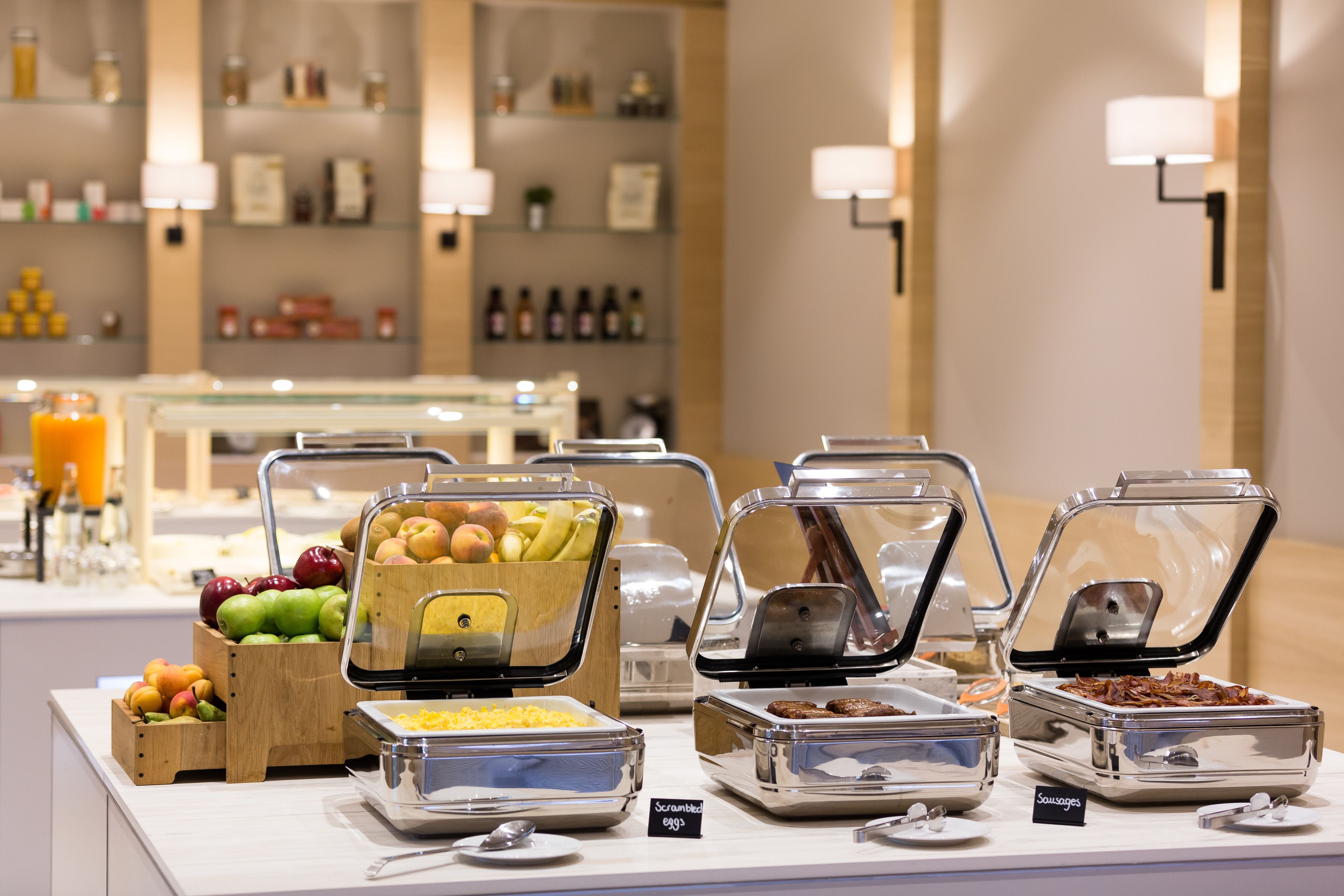 Ein Buffet mit verschiedenen Speisen wie Obst, Eiern und Wurst.
