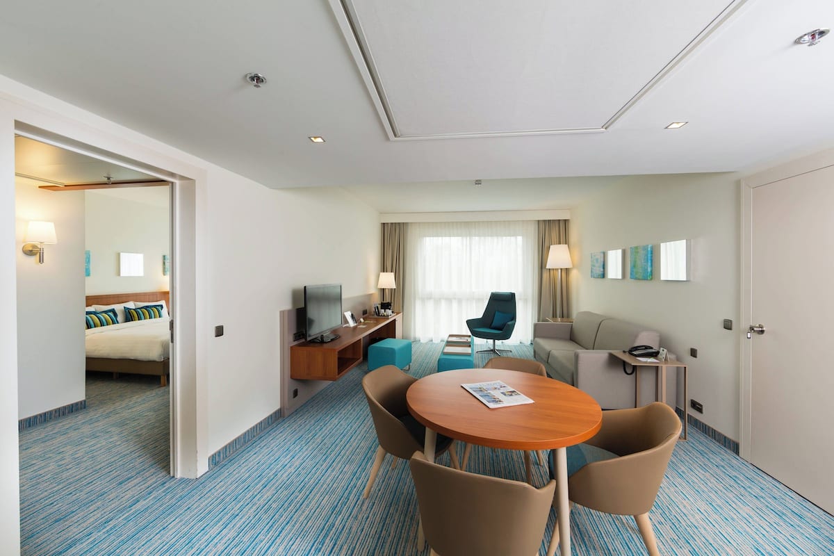 Suite, 1 King Bed with Sofa bed, Non Smoking, Garden View
