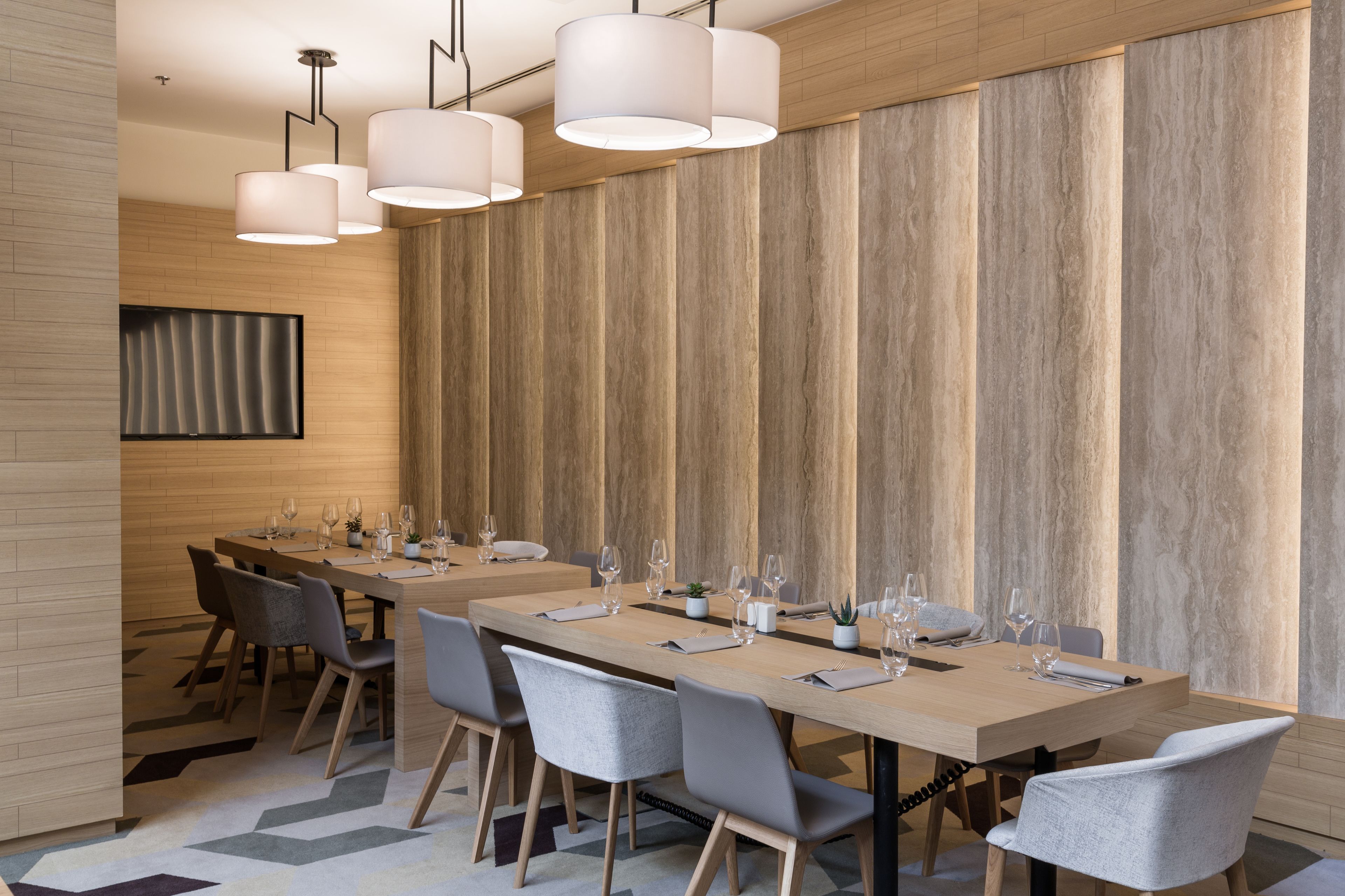 breakfast, lunch, dinner served; international cuisine