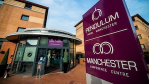 Hotel Pendulum Manchester Conference Centre, con una entrada de vidrio moderna y señalización destacada.