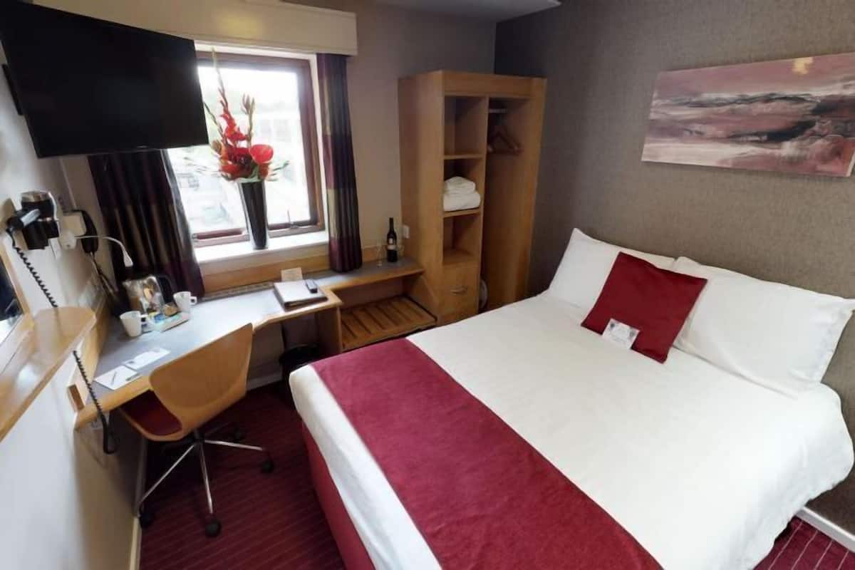 In-room safe, desk, iron/ironing board, free WiFi