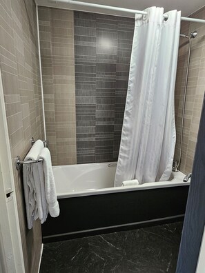 Classic Double Room | Bathroom - Pendulum Hotel (Manchester)