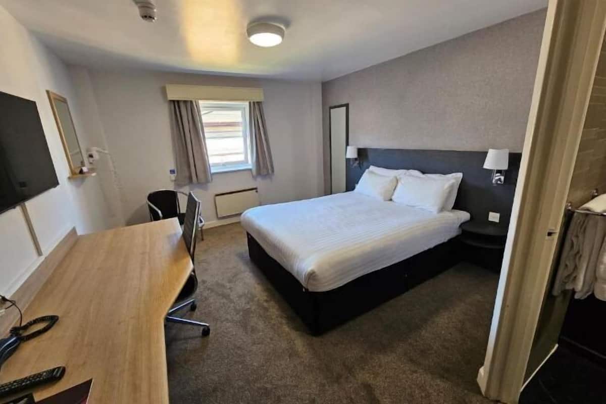 In-room safe, desk, iron/ironing board, free WiFi