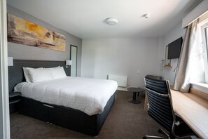 Habitación clásica doble | Escritorio, tabla de planchar con plancha, wifi gratis y ropa de cama
