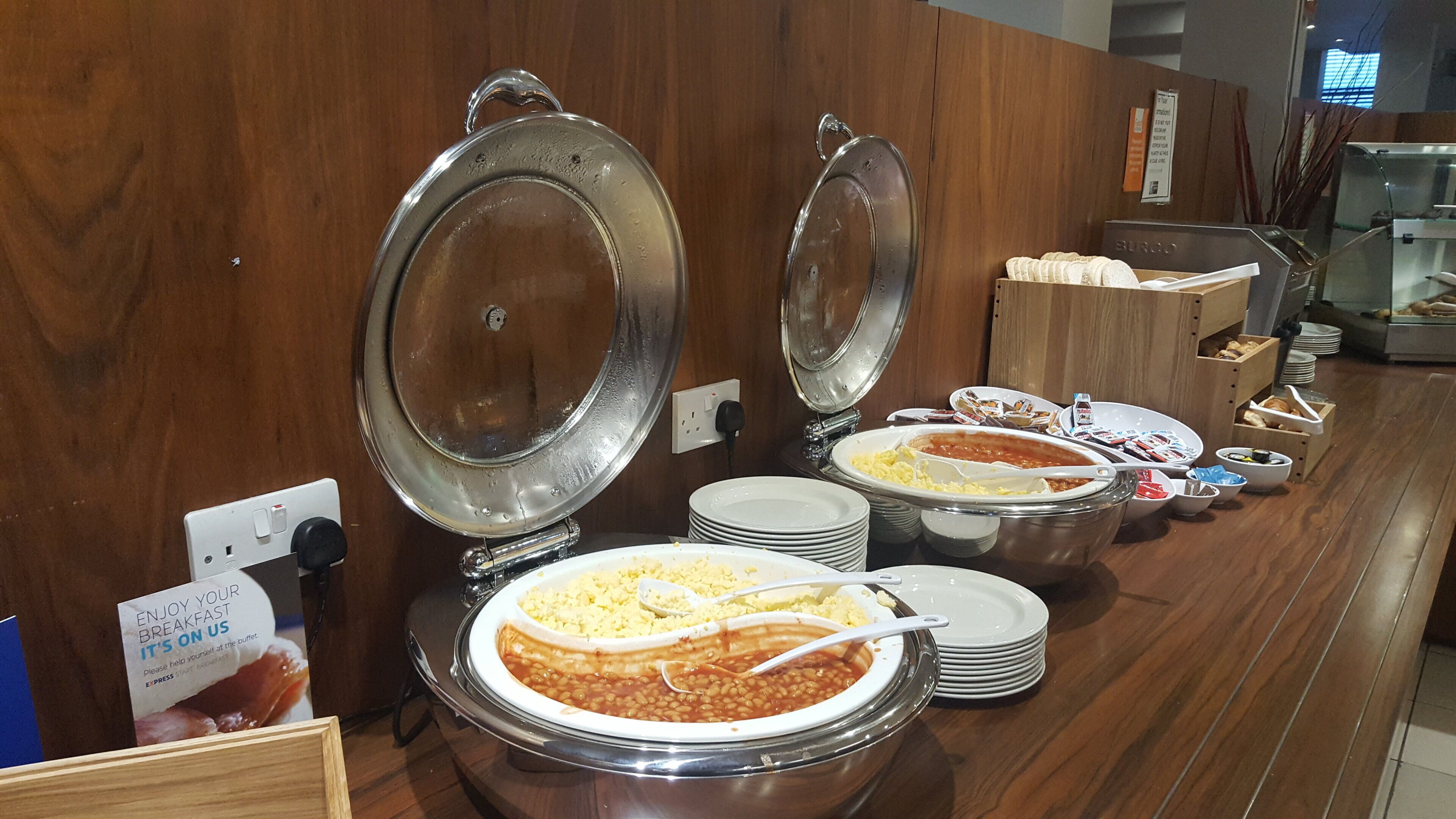 Buffet com diversos alimentos e pratos.