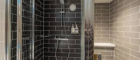 Regadera, amenidades de baño gratuitas, secadora de cabello, toallas