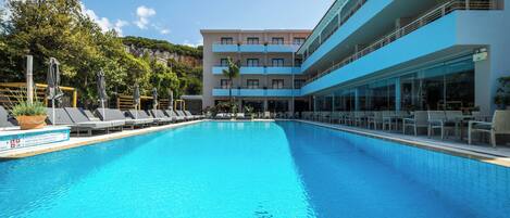 Piscine extérieure (ouverte en saison), parasols de plage