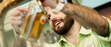 Una persona sirviendo una bebida de una botella.