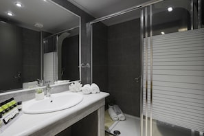 Kamer, 1 twee- of 2 eenpersoonsbedden | Badkamer | Een douche, gratis toiletartikelen, een haardroger, badjassen
