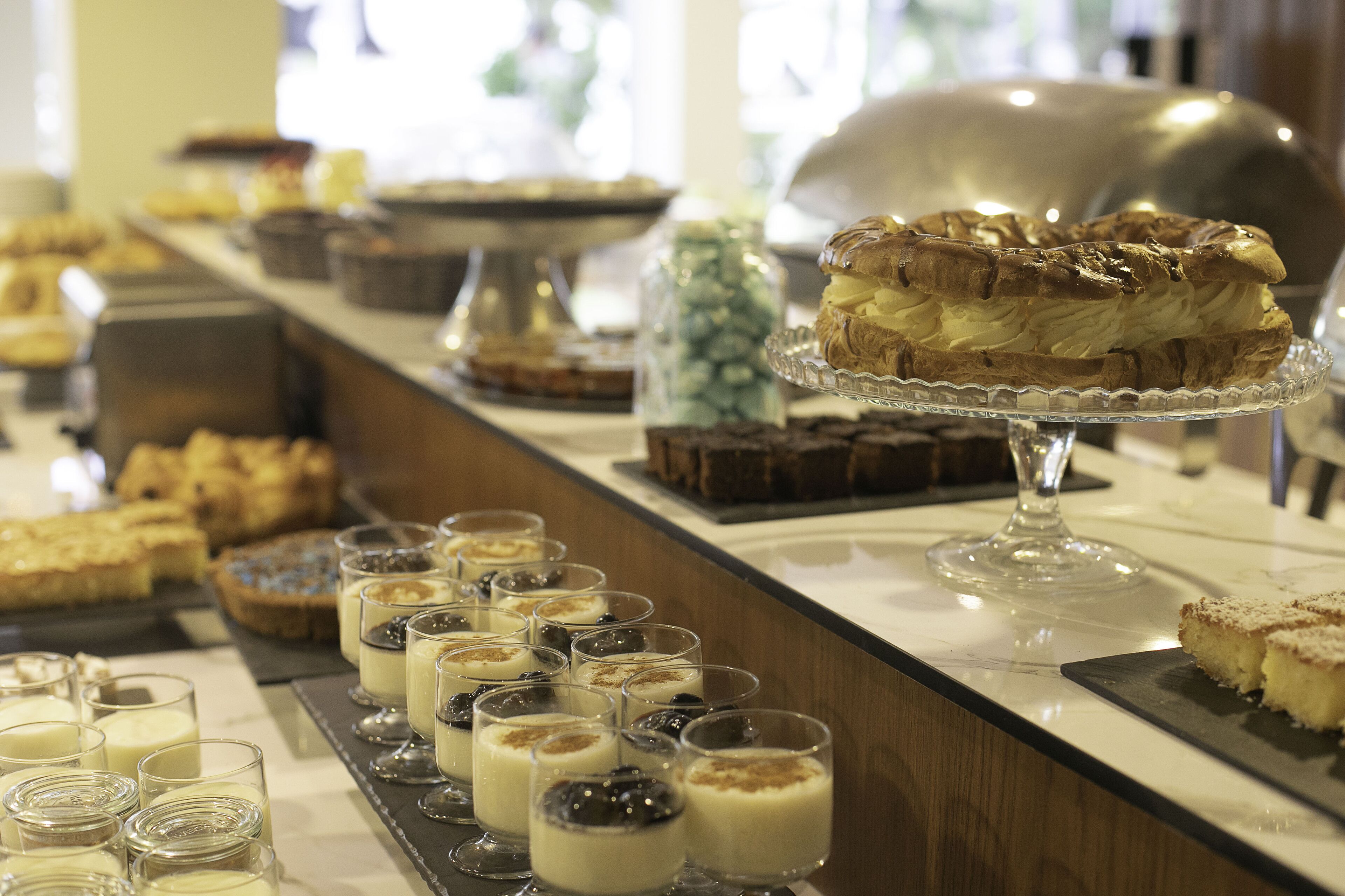 Ein Dessertbuffet mit einer Auswahl an Kuchen und Gebäck.