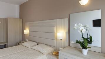 Standaard tweepersoonskamer | Lakens van Egyptisch katoen, pillowtop-bedden, een kluis op de kamer