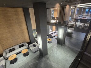 Lobby sitting area - THE ALASSIA HOTEL (Athens)
