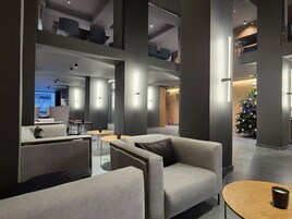 Área de estar no saguão