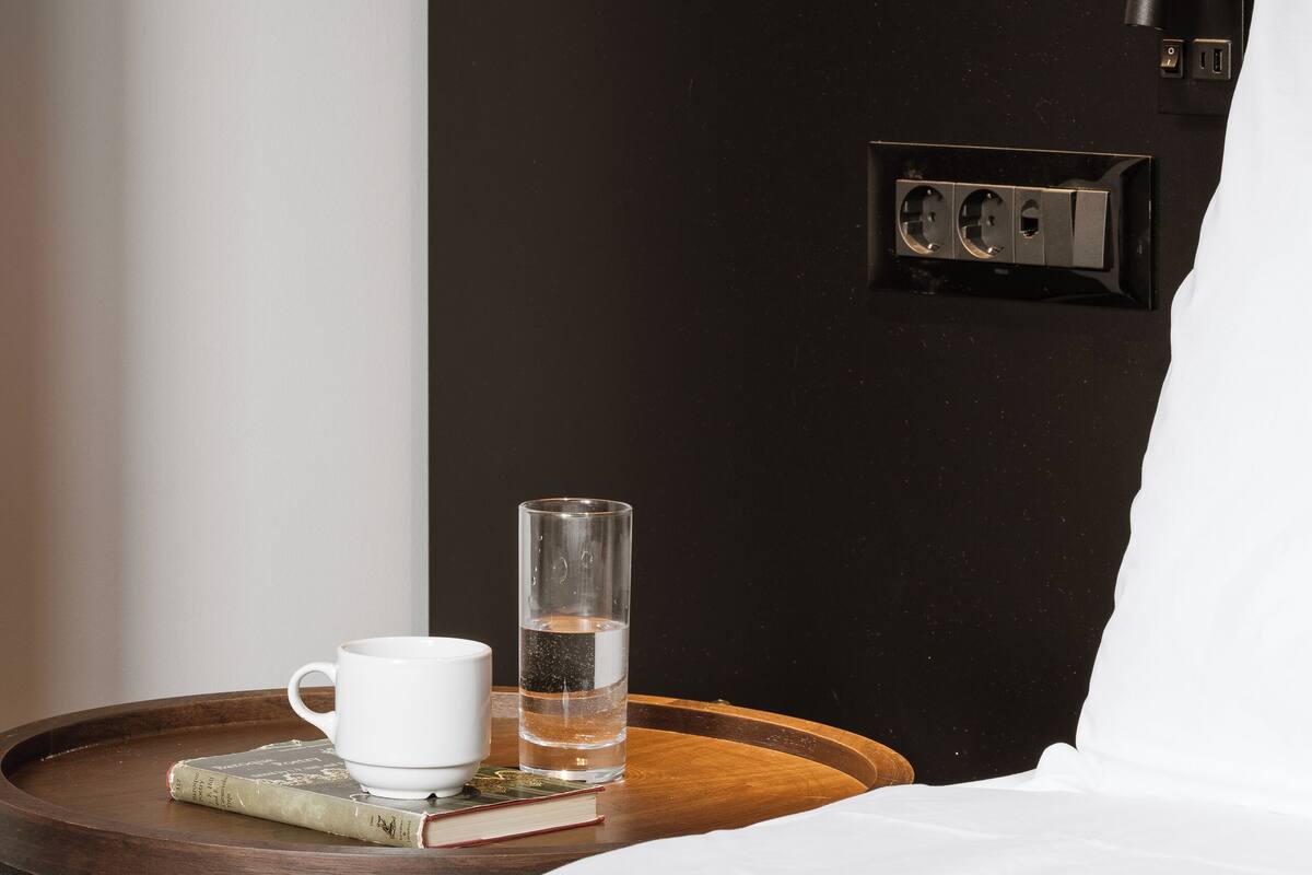 Minibar, caja de seguridad en la habitación y escritorio 