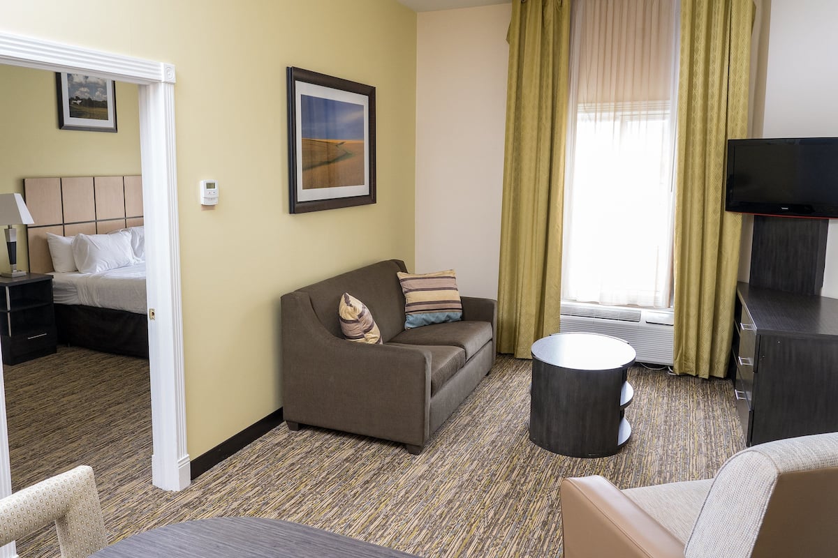 1 bedroom, in-room safe, iron/ironing board, cribs/infant beds