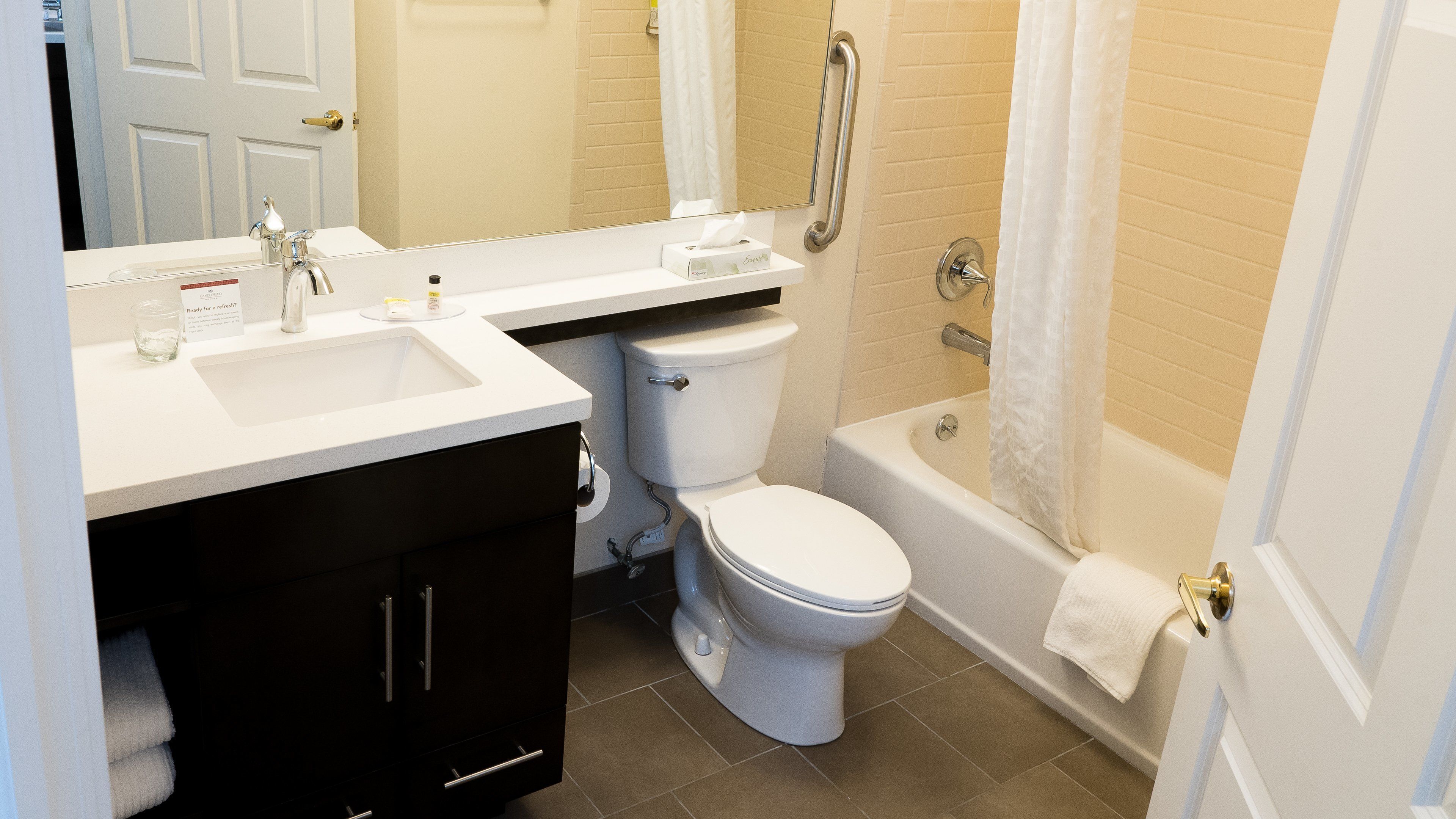 A bathroom with a toilet, sink, and bathtub.
