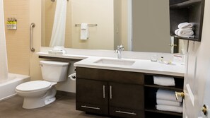 Suite, 1 habitación | Baño | Tina con regadera, secadora de cabello, toallas 