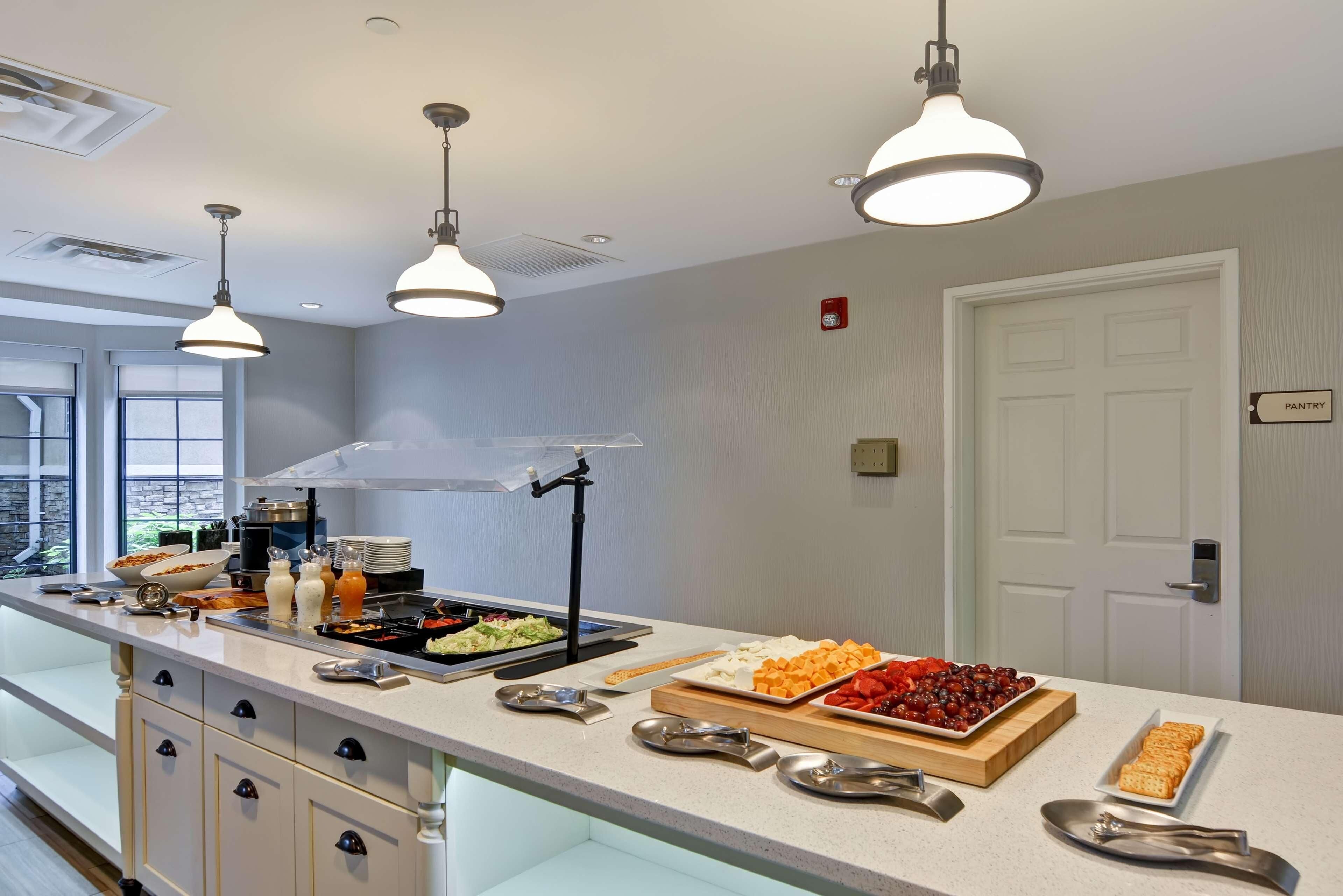Un'area buffet con diversi cibi e una vista libera sulla cucina.