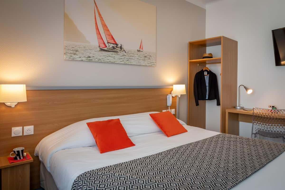 Habitación doble Confort | Escritorio, insonorización, wifi gratis y ropa de cama