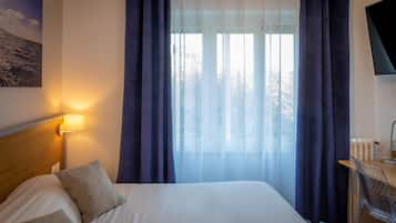 Quarto casal conforto | Escrivaninha, quartos à prova de som, Wi-Fi de cortesia, roupa de cama