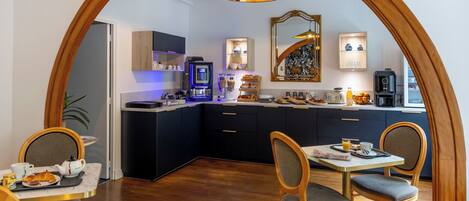 بوفيه فطور يوميًا بتكلفة قدرها (11 EUR للشخص)