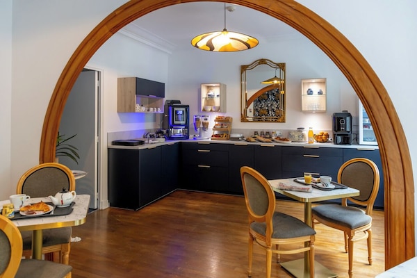 Petit déjeuner buffet (16 EUR par personne)