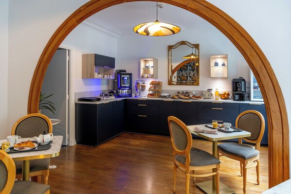 Daily buffet breakfast (EUR 16 per person) - Rex Hotel (Lorient)