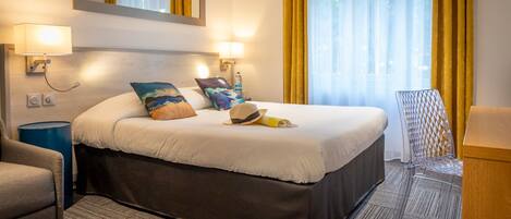 Escriptori, habitacions insonoritzades, wifi gratuïta i roba de llit