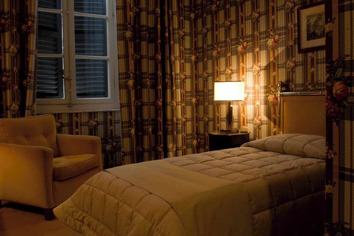 single room | down duvets, minibar, in-room safe, desk